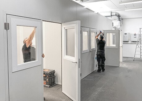 Montage einer Schallschutzkabine von GEMAtech als Service