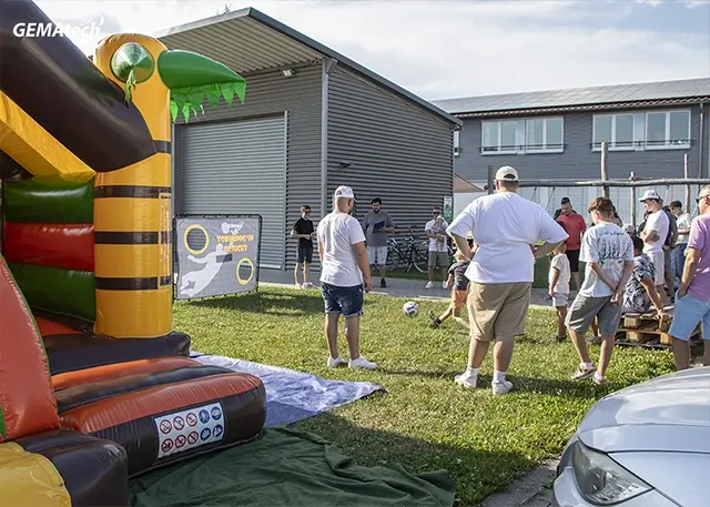 Bild von Hüpfburg und Kickern beim Sommerfest 2026 von GEMAtech